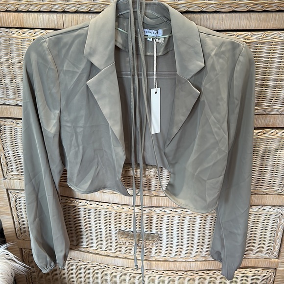 Crescent Sage Cropped Blazer - Picture 2 of 11